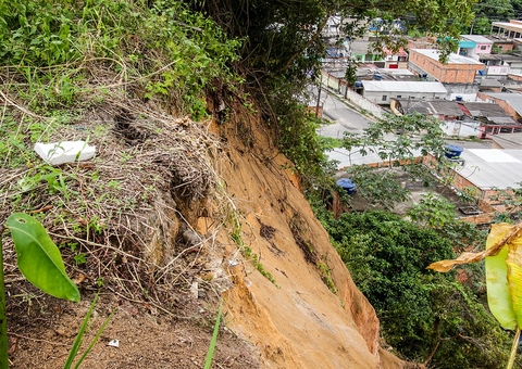 Prefeitura inicia obras para conter deslizamento de terra em Manaus