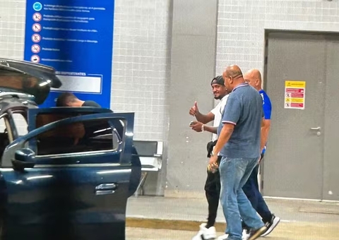 Rafael Cabral e Edenilson chegam a Porto Alegre para assinar com o Grêmio