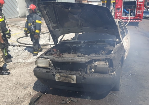 Carro é destruído pelo fogo e assusta motoristas em rua de Manaus