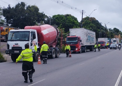 Mais de 30 motoristas são autuados durante operação ‘Carga Pesada’ em Manaus