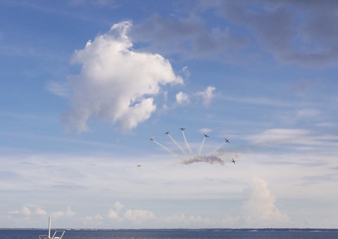 Esquadrilha da fumaça corta os céus de Manaus em surpreendente apresentação; veja fotos