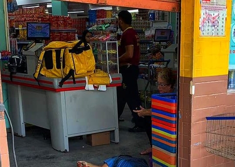 Homem é executado com 6 tiros na porta de mercadinho em Manaus