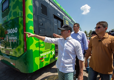 'Ônibus pregado' é coisa do passado em Manaus, afirma David Almeida