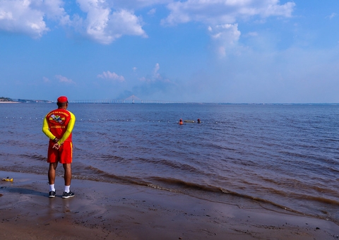 Vazante do Rio Negro é monitorada para evitar riscos a banhistas na Ponta Negra