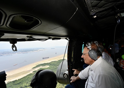 Alckmin sobrevoa Manaus para avaliar seca e anuncia auxílios para a população