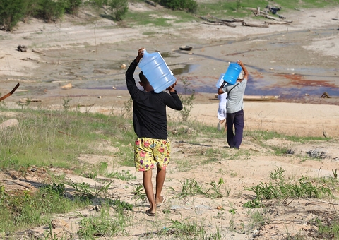 Ribeirinhos afetados pela seca recebem água potável e cestas básicas em Manaus