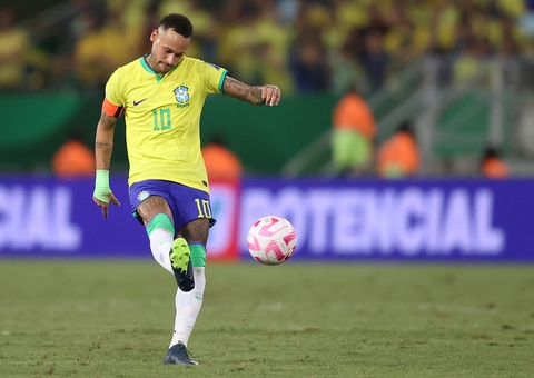 Neymar é atingido por saco de pipoca na saída do campo após jogo contra Venezuela; vídeo