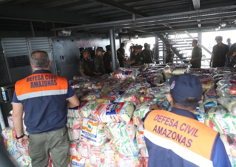 Ribeirinhos afetados pela seca no Amazonas recebem 6 mil cestas básicas