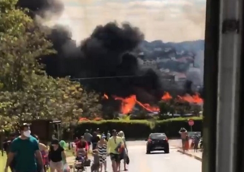 Incêndio de grandes proporções destrói resort em Goiás e turistas ficam apavorados; vídeo