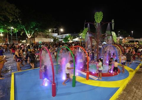Manaus ganha primeira praça molhada; veja fotos