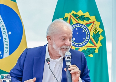 Lula diz que PIB em 2024 vai crescer um pouco mais 'porque feriados serão aos sábados'