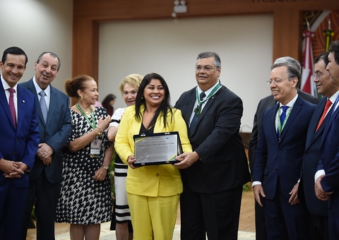 Ministro Flávio Dino recebe título de cidadão de Itacoatiara