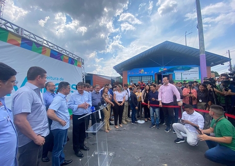 David Almeida e ministro Wellington Dias reinauguram Cras em Manaus