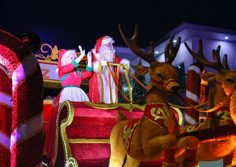 Com personagens vivos, 'Parada Natalina' percorre avenidas no Centro de Manaus
