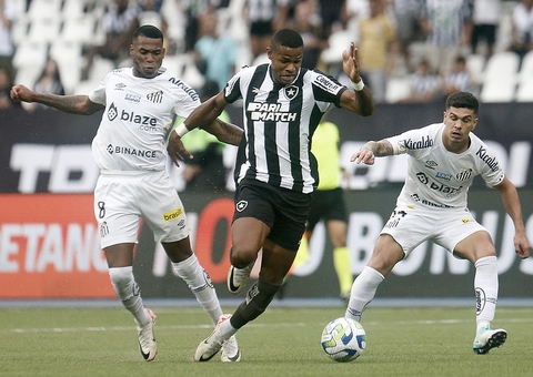 Botafogo deixa vitória e liderança escapar no fim em empate com o Santos
