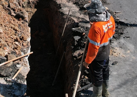 Avenida Costa e Silva passa por obras após surgimento de cratera