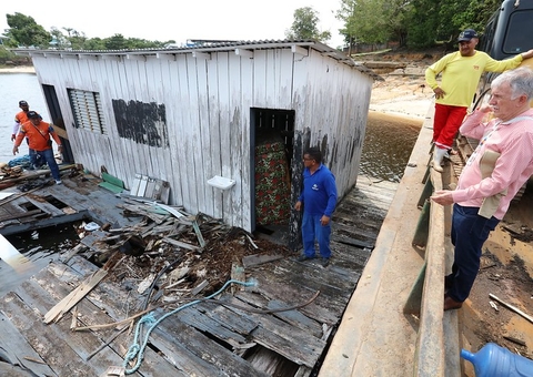 Seis flutuantes são retirados do Tarumã-Açu após decisão judicial 