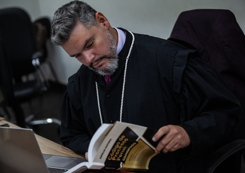 Suspeito de tentar matar esposa falta julgamento e juiz decreta prisão em Manaus