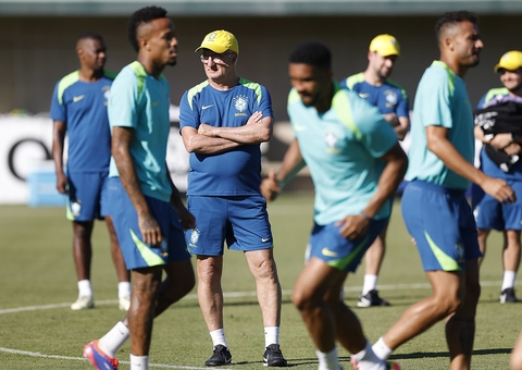 Dorival repete time que venceu Paraguai em último treino da seleção