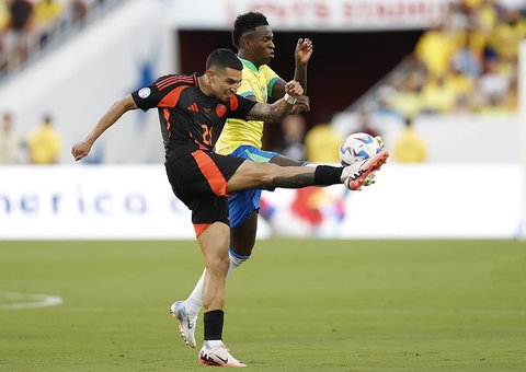 Conmebol reconhece erro em pênalti não marcado sobre Vini Jr