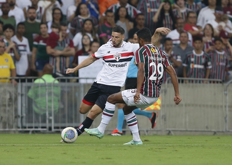 Árbitro se contradiz em áudio do VAR sobre gol polêmico do Fluminense contra o São Paulo