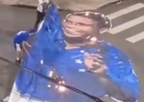 Torcedores do Cruzeiro se revoltam e queimam imagem de Ronaldo