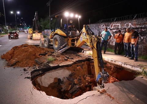Avenida Constantino Nery é liberada após interdição causada por cratera