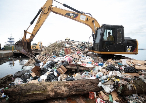 Prefeitura retira até 400 toneladas de lixo do rio Negro em nova operação