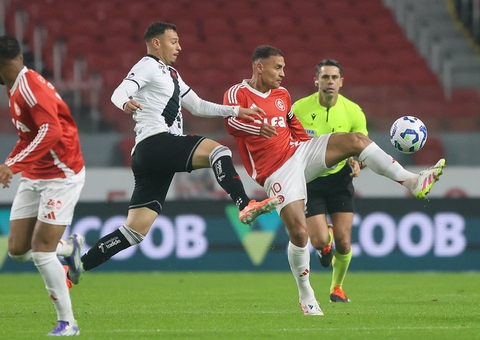 Vasco tem goleiro expulso por cera, leva sufoco no fim e empata com Inter