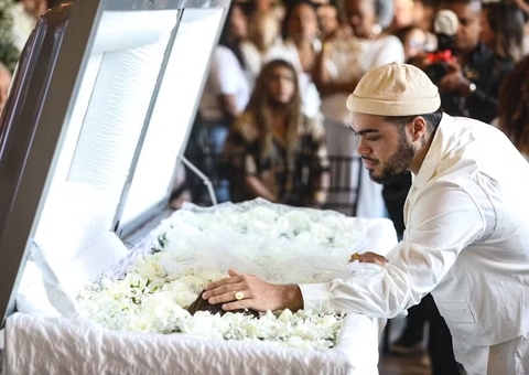 Francisco Gil se emociona em despedida da mãe e é acolhido por Alane Dias 