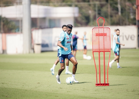 Bruno Henrique e Varela treinam e aumentam chances de jogo no Flamengo