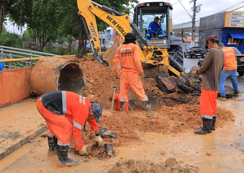 Buraco revela rompimento de tubulação e trecho da Av. Brasil é interditado