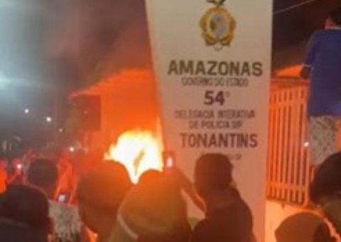 Multidão enfurecida espanca e ateia fogo em preso após invasão à delegacia de Tonantins