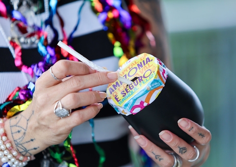 Manaus distribui adesivos para copos para prevenir a dopagem de foliões no Carnaval