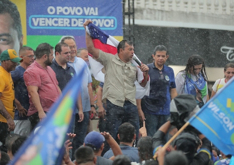 Sob forte chuva, deputado João Luiz acompanha Wilson Lima em Borba