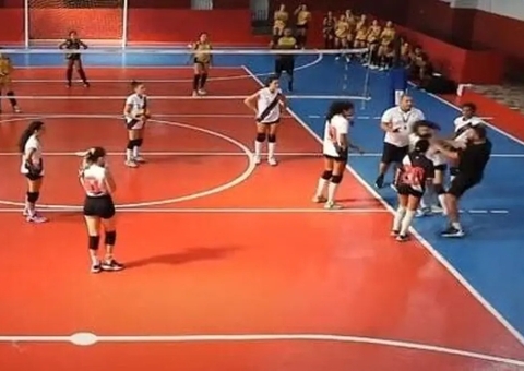 Diretor de vôlei do Vasco fala sobre técnico que agrediu jovem durante jogo