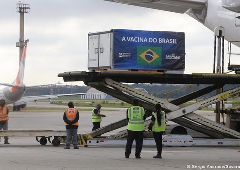 Ministério da Saúde recebe lote com 1,2 milhão de doses de Coronavac 