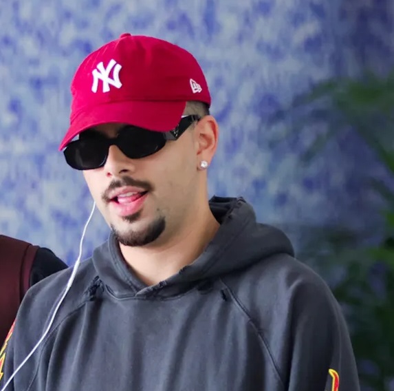 Pedro Sampaio é clicado com namorado em aeroporto