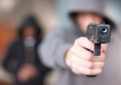 Dupla rende funcionários e rouba R$ 10 mil de supermercado em Manaus