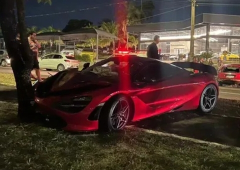 Motorista bate McLaren avaliada em R$ 3 milhões e abandona veículo