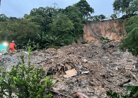 Desabamento de barranco causa soterramento de seis pessoas em Manaus