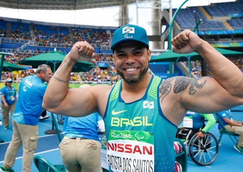 Claudiney Batista é bicampeão paralímpico no lançamento de disco