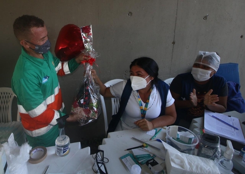 No Dia dos Namorados, servidora é surpreendida com flores em posto de vacinação em Manaus
