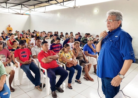 Pauderney reúne com educadores de Coari e conversa com lideranças em Tefé