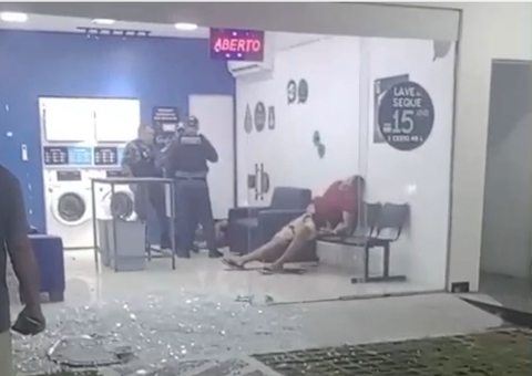 Homem morre e outro fica ferido em tiroteio dentro de lavanderia em Manaus