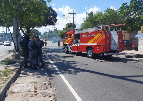 29 veículos e mais de 8 prédios públicos são incendiados em ataques no Amazonas