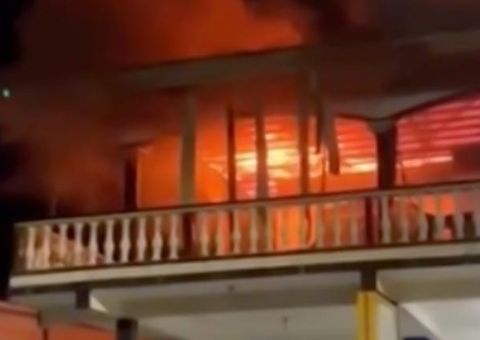 Fogo destrói casa e hotel em Pauini