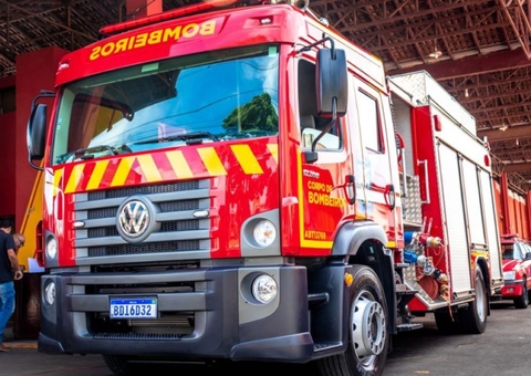 Bêbado, tenente do exército colide carro contra caminhão dos bombeiros no Alvorada