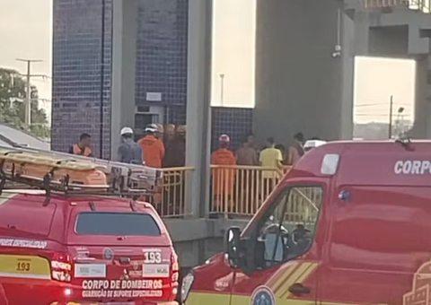 Passageiros ficam presos em elevador de parada de ônibus de Manaus