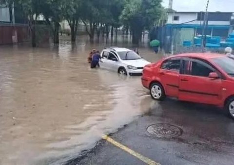 Trecho de rua passa por obra após enxurrada em Manaus